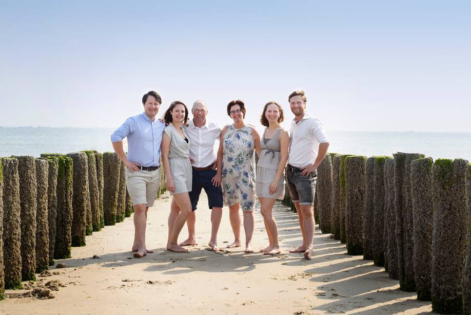 Familie foto op het strand gemaakt door fotograaf Wendy Huijsmans