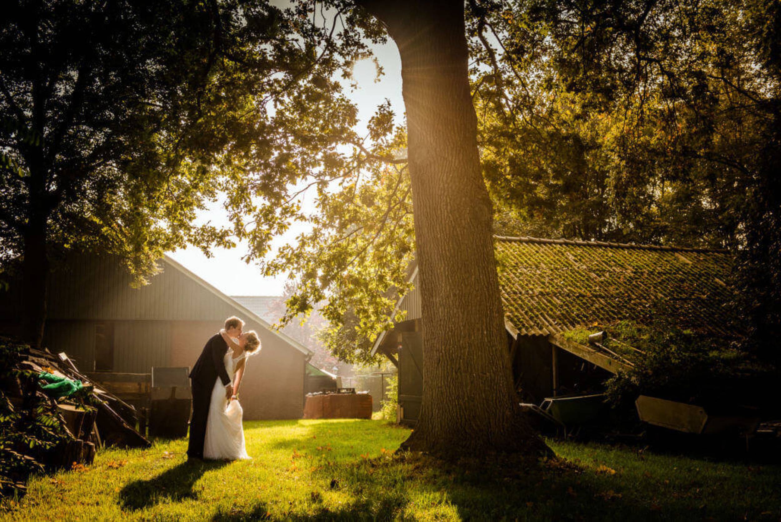 Bruidsfotograaf-lage-zon-tegenlicht-boerderij-bruidspaar_gJN7c-gNZsw.jpg