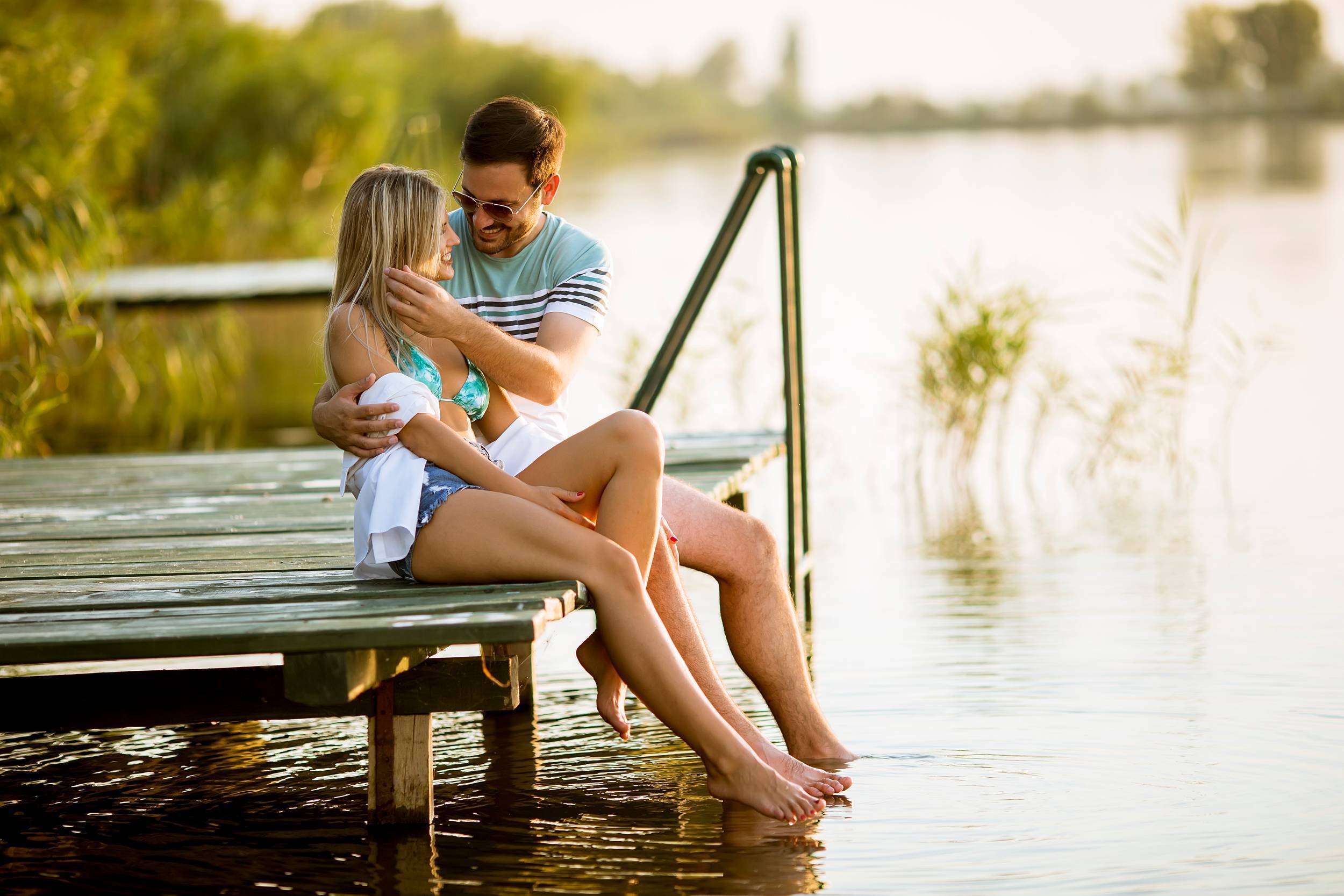 loving-couple-sitting-on-the-pier-on-lake-2022-04-19-00-13-57-utc_JZGUE9x19.jpg
