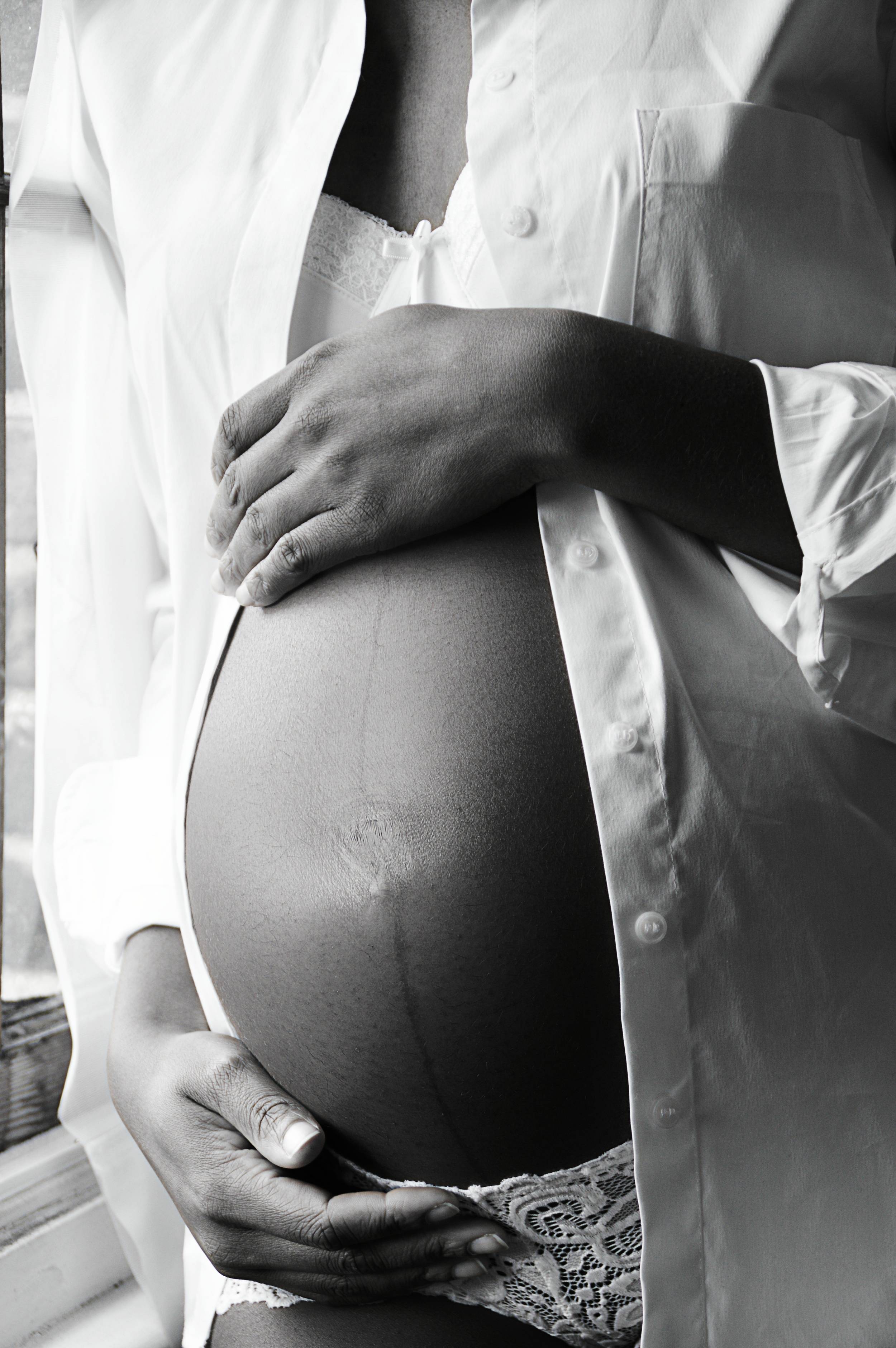 pregnancy-belly-in-black-and-white-2022-11-11-06-21-40-utc_oNGojTDiZ.jpg