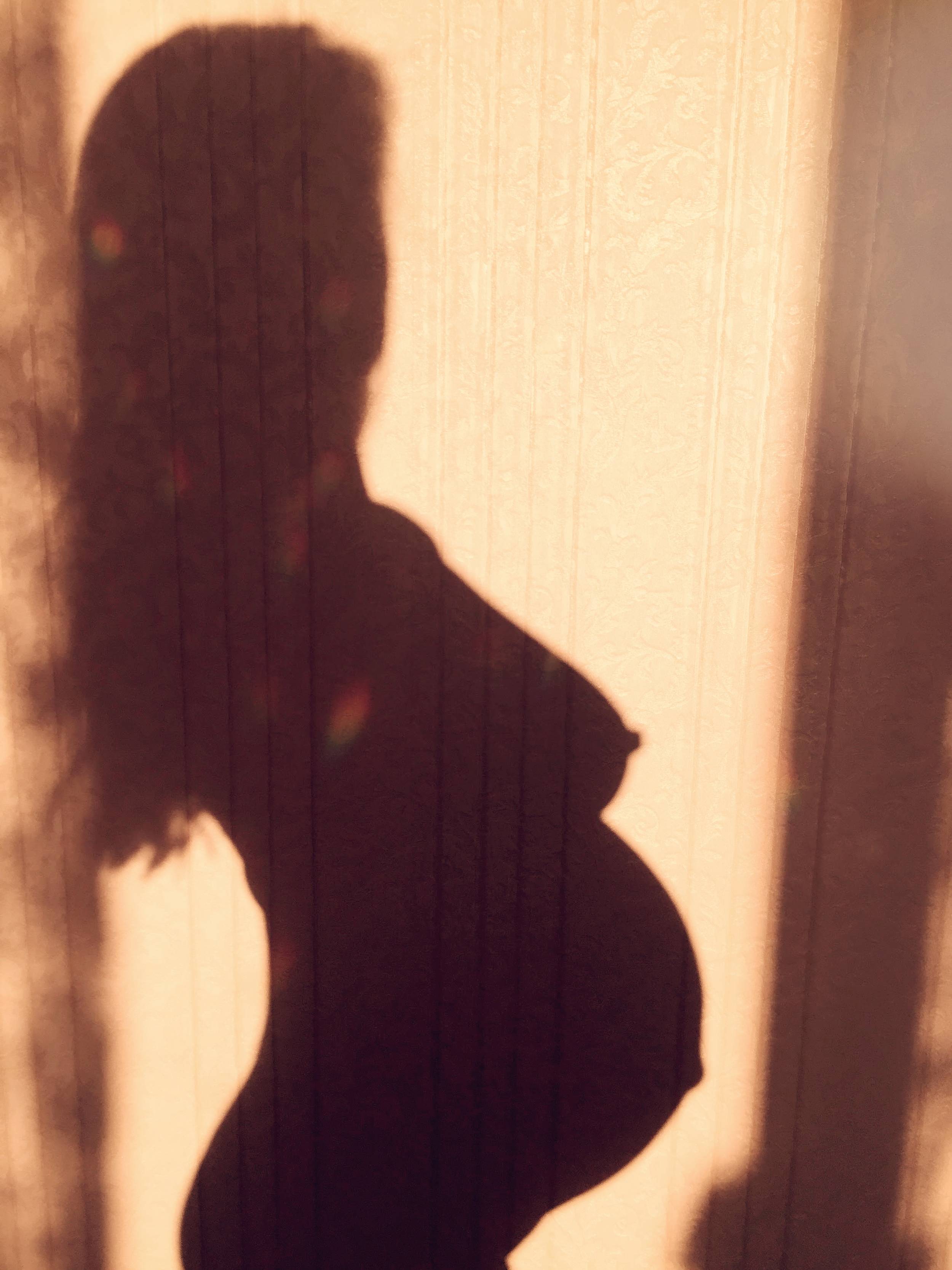 shadow-of-pregnant-girl-on-the-wall-in-sunlight-s-2021-08-29-20-12-44-utc_LQO7UGvja.jpg