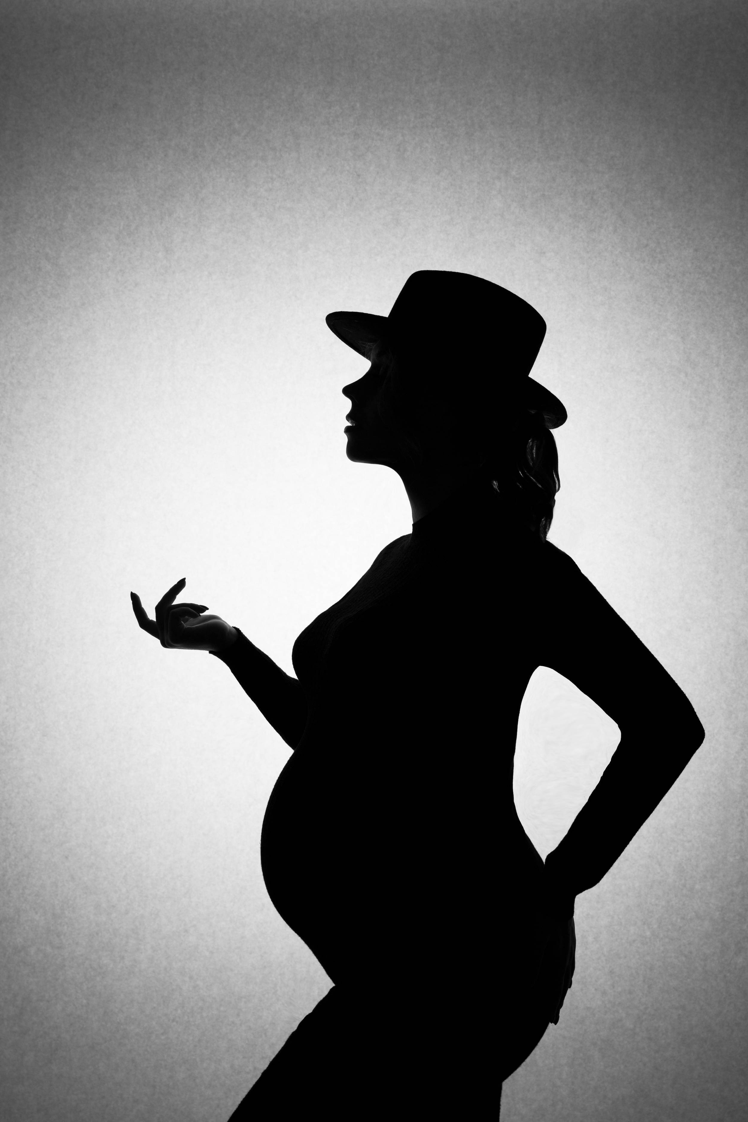 silhouette-of-an-elegant-pregnant-girl-in-a-hat-2022-04-04-21-16-24-utc_pOnYVyP7i.jpg