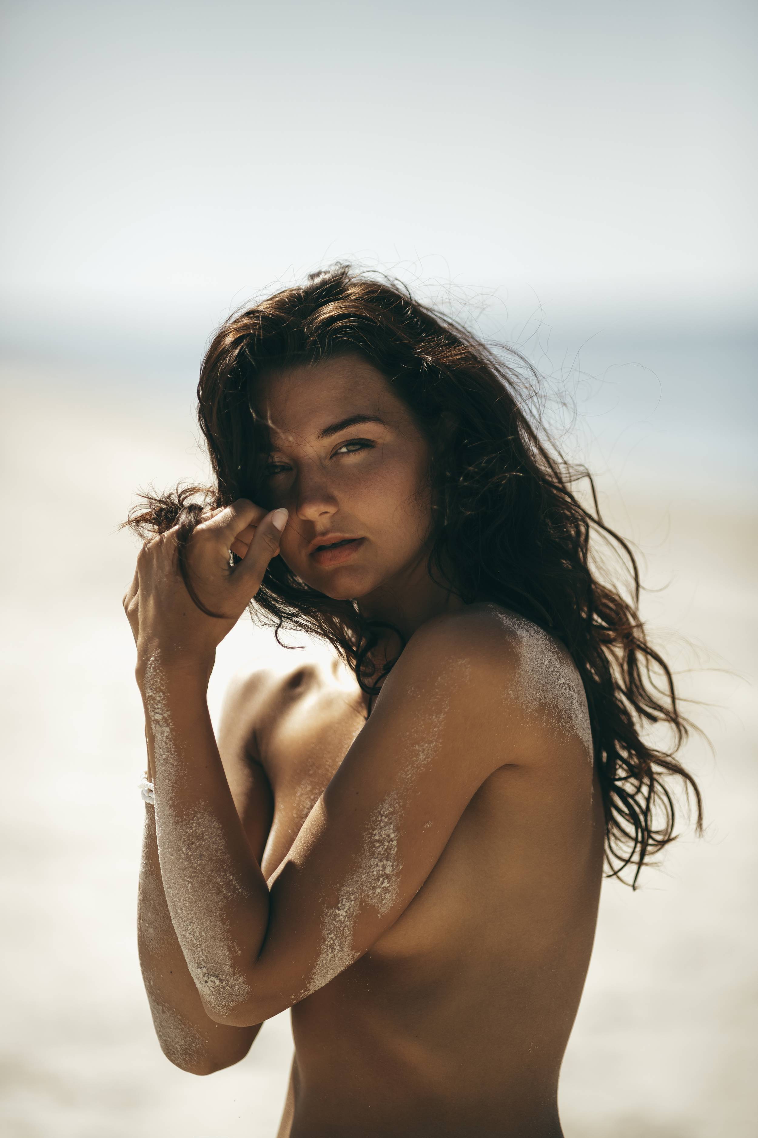 portrait-of-tanned-naked-woman-on-the-beach-2022-05-26-21-46-18-utc_XmJeUPEQb.jpg