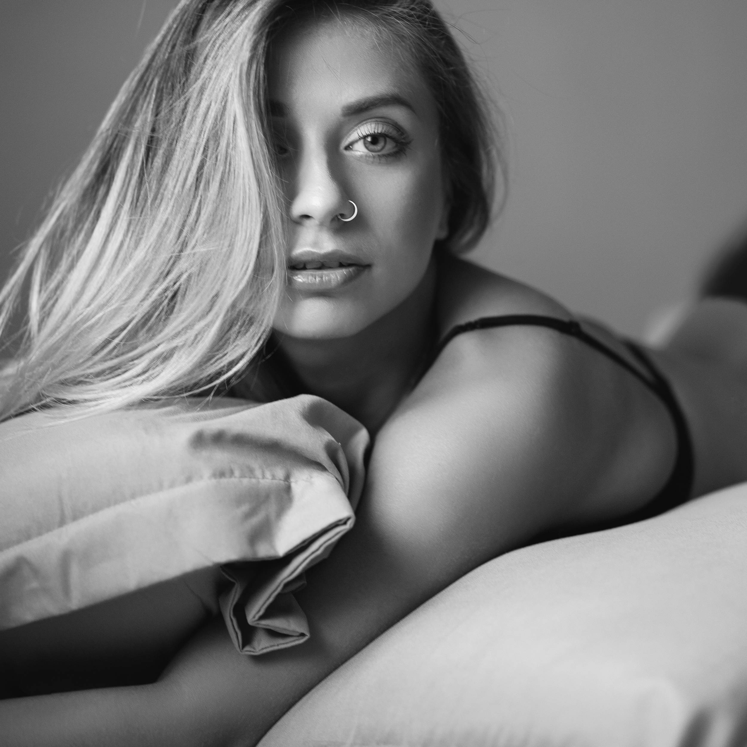 sexy-beautiful-blonde-woman-lying-in-bed-in-sensua-2021-08-26-15-54-46-utc_9d3FoElch.jpg