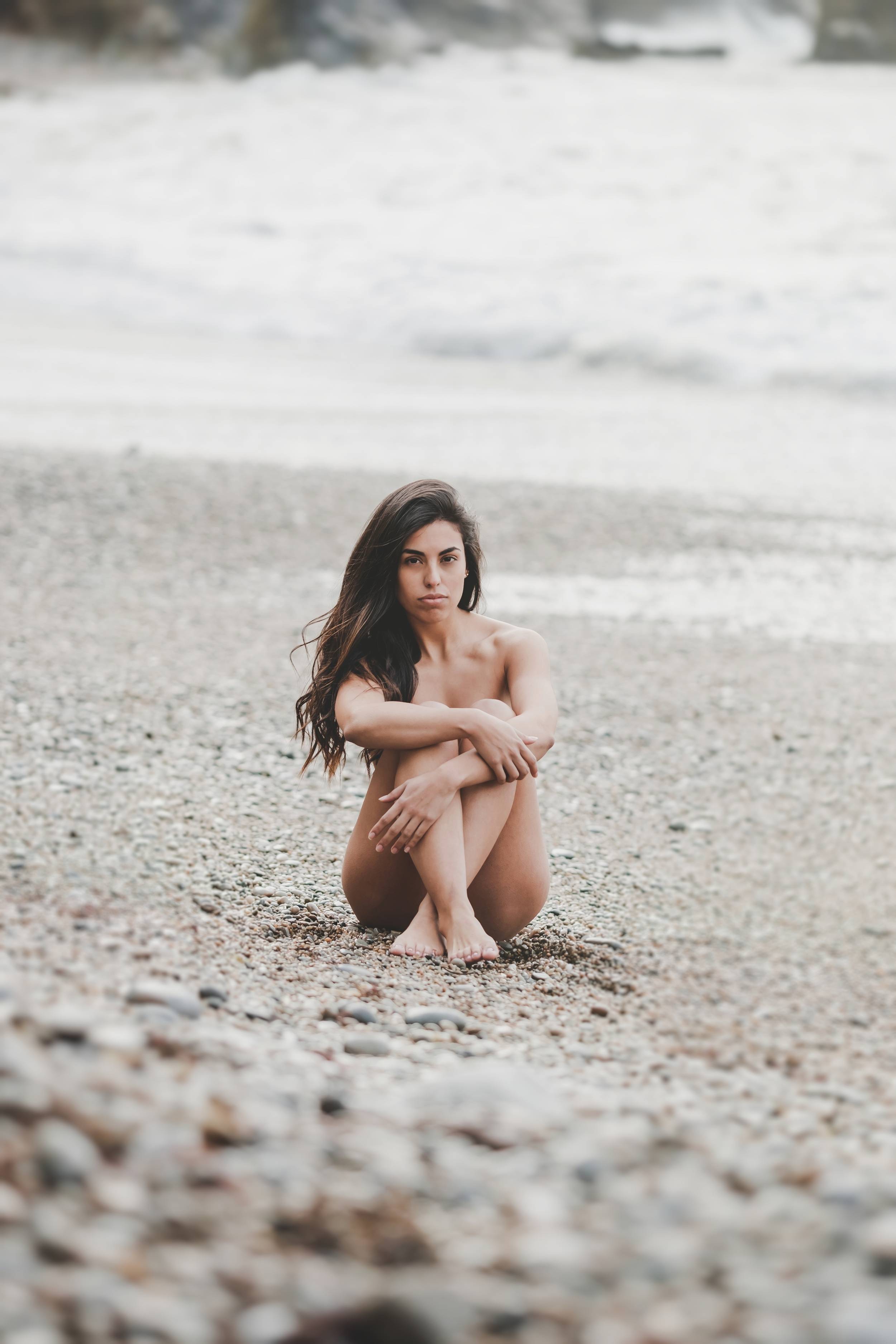 young-naked-woman-sitting-on-shore-near-water-2022-03-04-06-15-47-utc_YG7WAZf_T.jpg